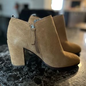 Ellen Degeneres Size 6.5 Tan Heeled Ankle Booties